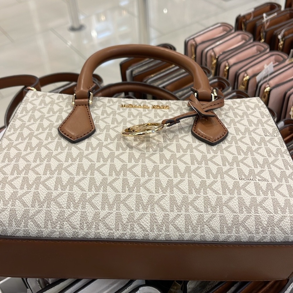 Michael Kors Small Sheila Satchel Crossbody
Vanilla 
NWT - Picture 7 of 16